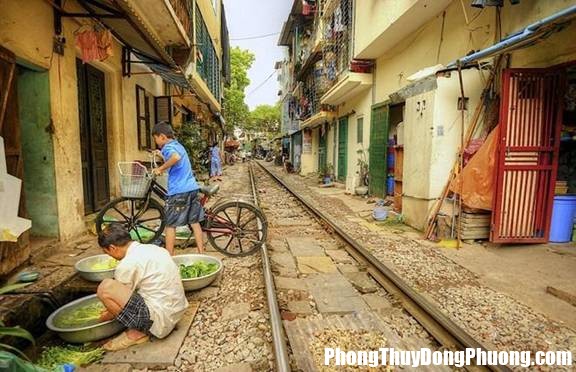 nhaganduongtau 6eaf Phong thủy hóa giải sát khí cho nhà gần đường tàu hỏa