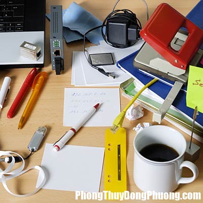 messy desk 400x400 1412155661469 1496201862739 Những việc làm cần tránh để lấy lại vận may cho gia chủ