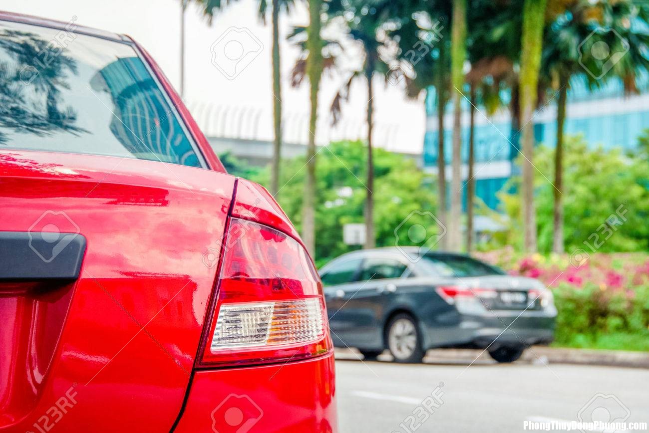 48097521 cars parked beside the road Stock Photo Các giấc mơ về xe tiết lộ điều gì cho bạn?